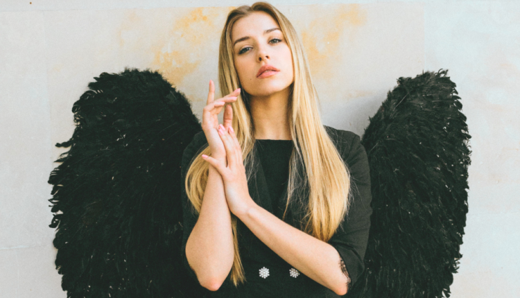 8 Sinister Micro-Habits of The Female Narcissist in Friendships