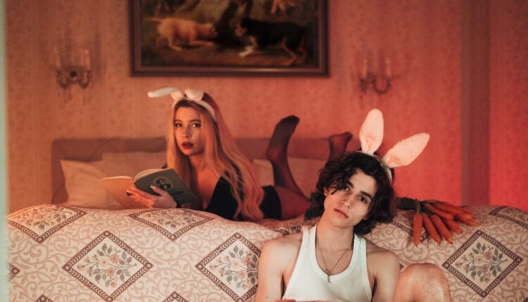 5 Red Flags You’re Experiencing “Crazymaking” By A Narcissist, According to An Expert